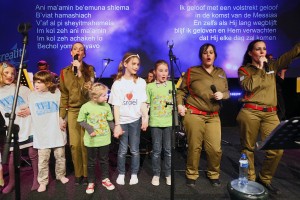 20110221-0820 Foto: Nederlandse kinderen zingen met de Israelische soldaten over de messias (vrome Joden geloven dat de messias nog moet komen).