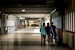 2016-09-08 15:38:38 AMSTERDAM - Asielzoekers tijdens de open dag in azc Amsterdam, de voormalige Bijlmerbajes. De voormalige gevangenis is is sinds juni gesloten en is omgebouwd tot asielzoekerscentrum. ANP KOEN VAN WEEL